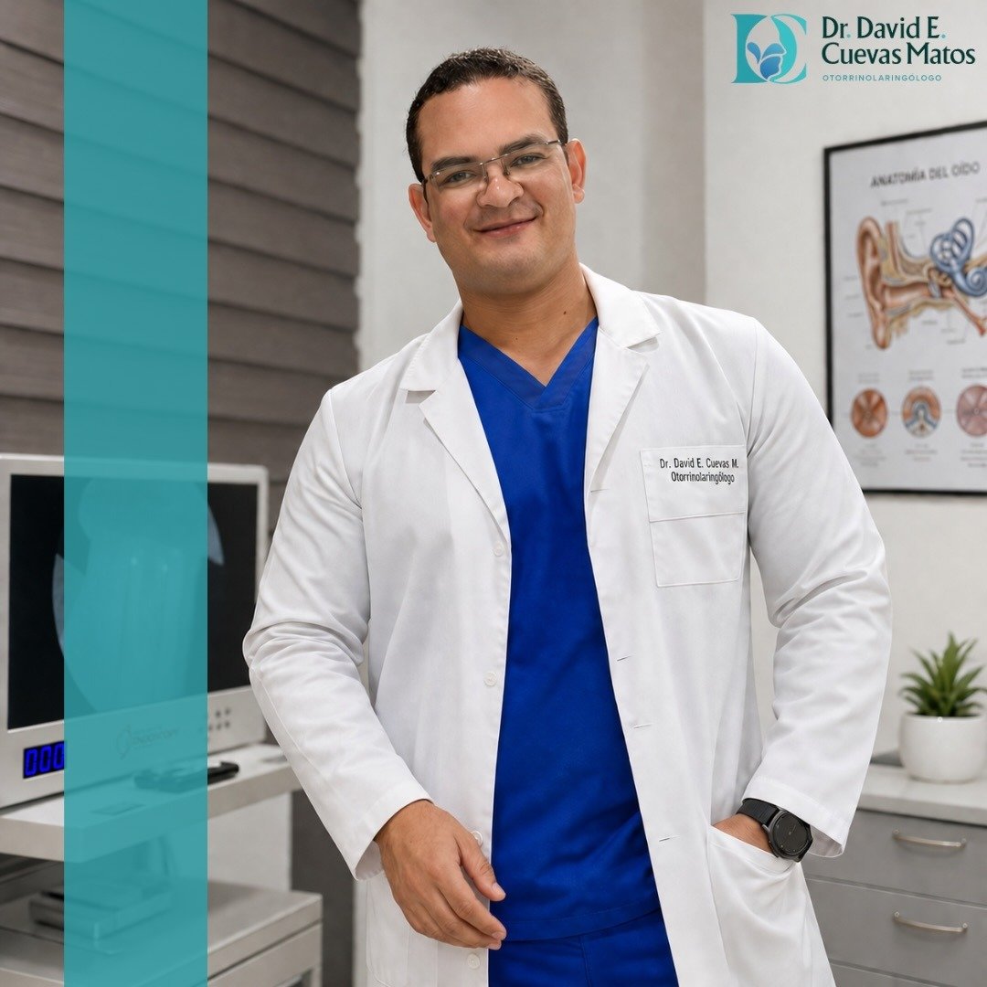 Dr. David Cuevas Matos en su consultorio de Otorrinolaringología