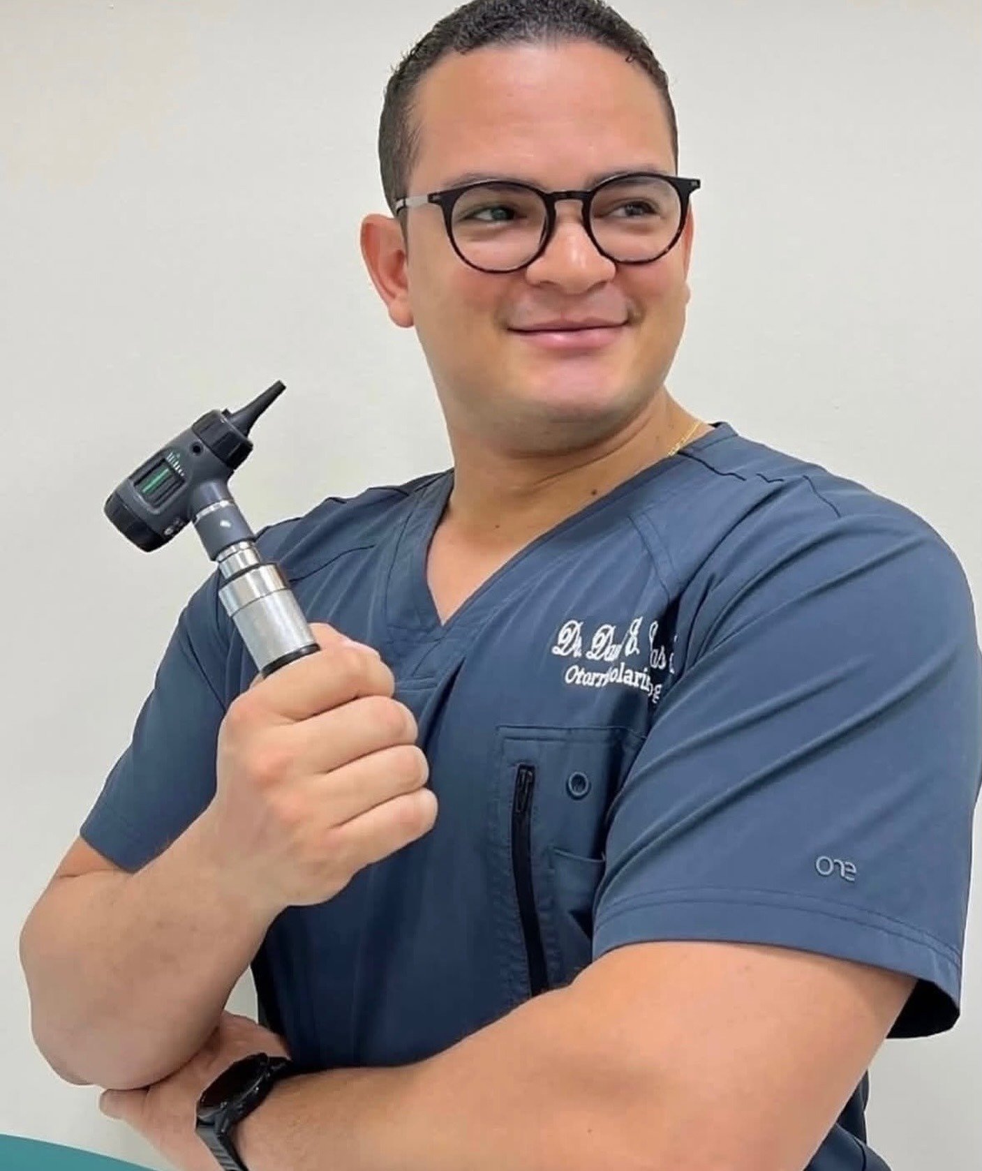 Dr. David Cuevas Matos con un otoscopio